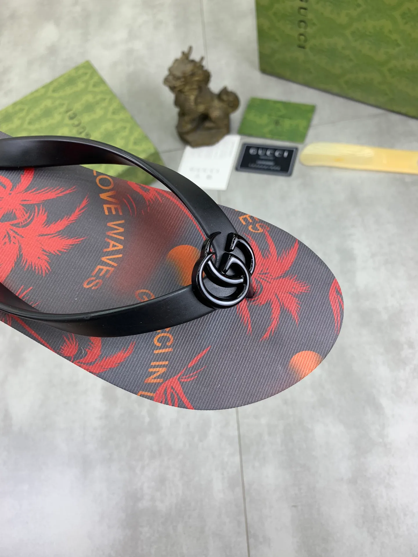 Men's men's shoes 💰P220💰【New style】🆘【GUCCI】Official website's popular Gucci adult couple 🧑‍🤝‍🧑 style, children's flip-flops are on sale at the counter simultaneously! Original fabric imported from Italy. Original bottom provided by the original factory. Size: Adult 36-45. Children’s size: 30-37. Multiple colors available.